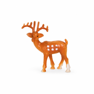 Figura decorativa veado cerâmica alaranjado com manchas brancas fundo branco