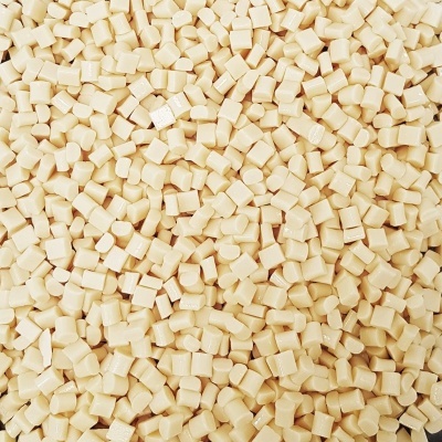 Pellets plásticos de cor bege com acabamento brilhante