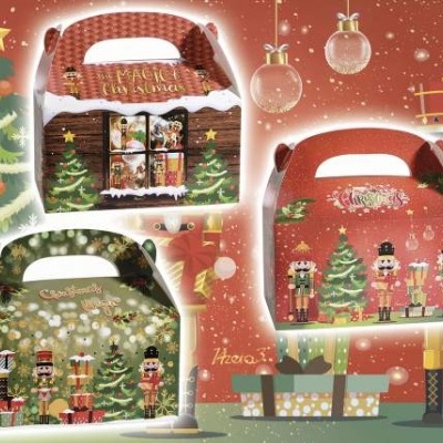 Embalagens festivas em forma de mala com temas natalícios em cores vermelha, verde e castanha.