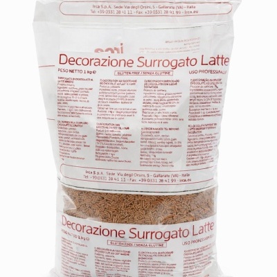 Pacote de decorações para bolos com granulados castanhos visto através da embalagem.