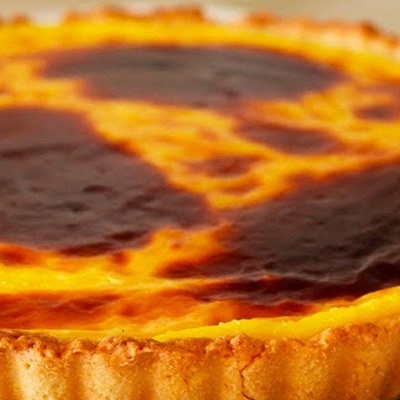 Tarte de pastel de nata com crosta dourada e superfície queimadinha
