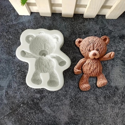 Molde silicone urso branco e figura urso castanho textura sobre superfície cinza com cerca de madeira ao fundo