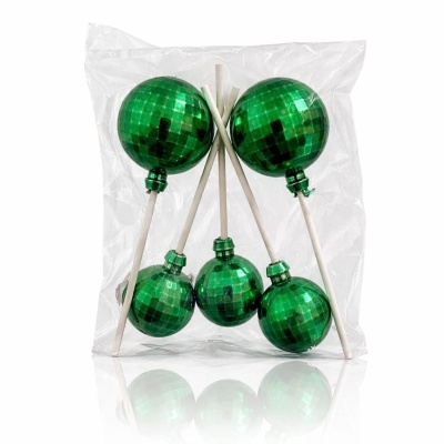 Bolas verdes brilhantes em palitos dentro de saco plástico