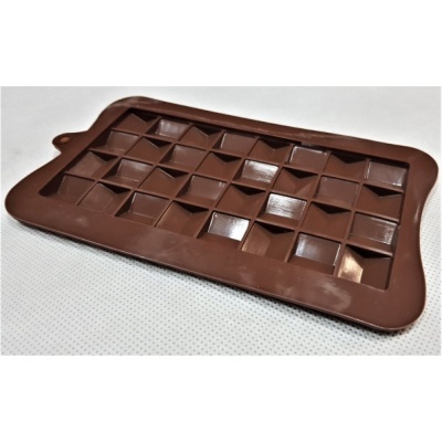 Forma de silicone castanha para chocolate com 28 cavidades quadradas sobre fundo branco