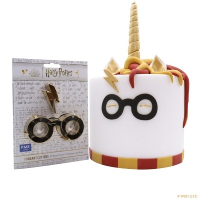 Cortantes para fondant Harry Potter e bolo decorado com óculos, raio e chifre de unicórnio