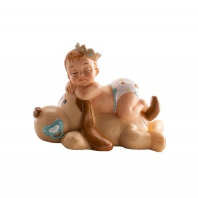 Boneco de bebé a dormir sobre ursinho de peluche castanho