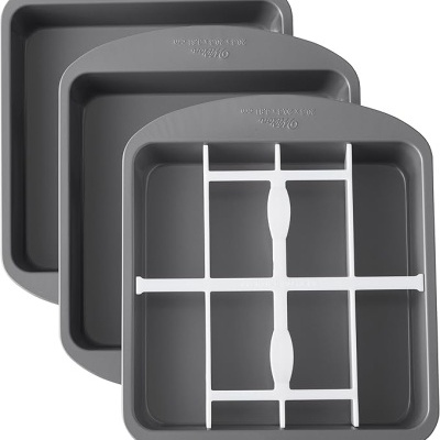 Três formas quadradas de metal cinzento com uma forma contendo divisores brancos removíveis