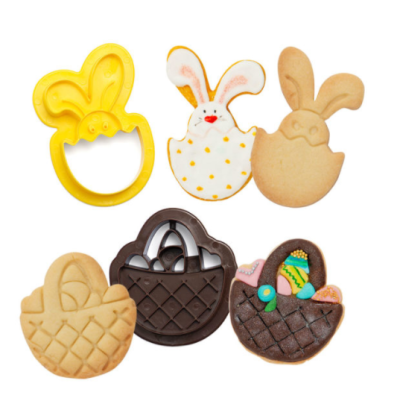 Cortador de bolachas amarelo e bolachas decoradas em forma de coelho e cestos, em várias cores.