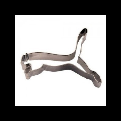 Forma metálica prateada em formato de gato