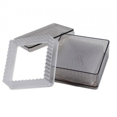 Caixas quadradas de plástico transparentes com tampas e cubos no interior