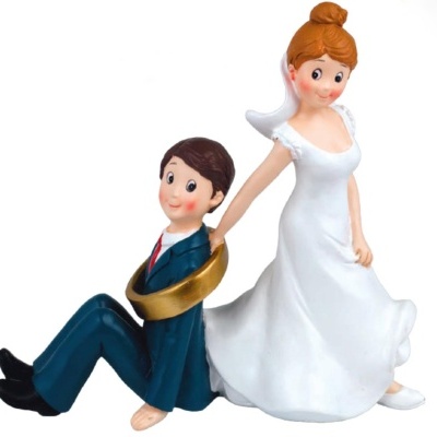 Figurine de casal de noivos com noiva em vestido branco e noivo sentado com fato azul preso a uma aliança dourada