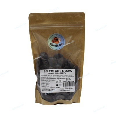 Pacote de plástico castanho com chocolate preto e etiquetas com texto.