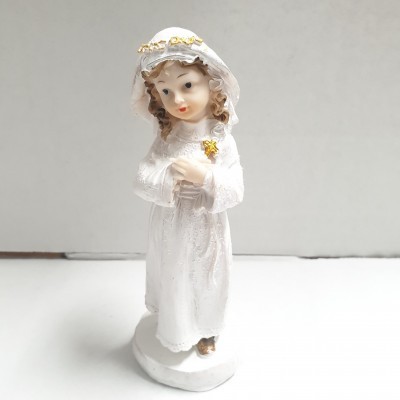 Estatueta de menina em vestido branco com detalhes dourados