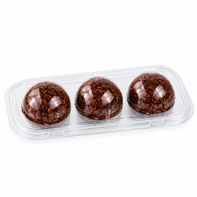 Pack de doces redondos cobertos de chocolate num recipiente plástico transparente