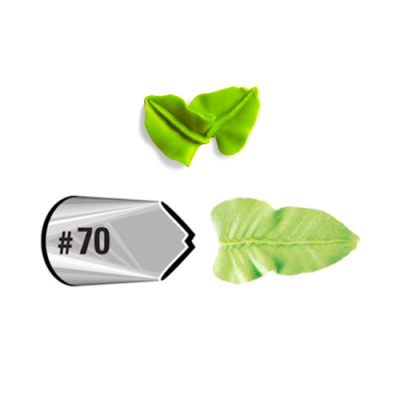 Bico de confeitar metálico #70 e duas folhas verdes de pasta modelada.