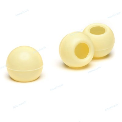 Três esferas ocres de plástico com superfície lisa e orifício.