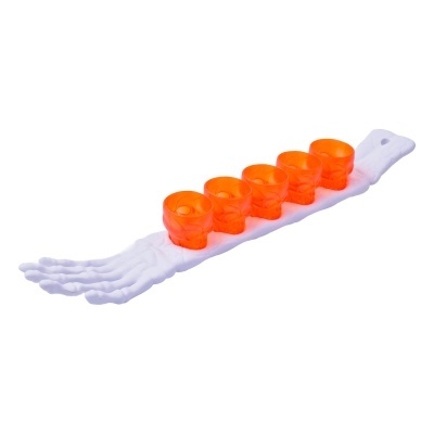 Suporte de mão branca com seis copos de shot laranja translúcido em formato de caveira