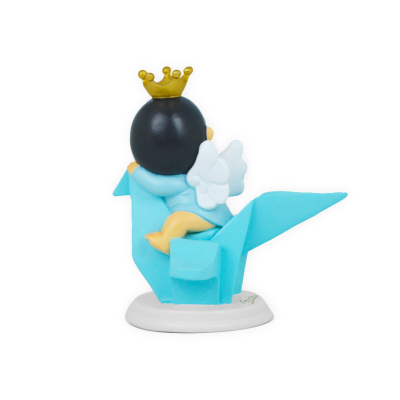 Figura decorativa de bebé com asas e coroa sentado num origami azul