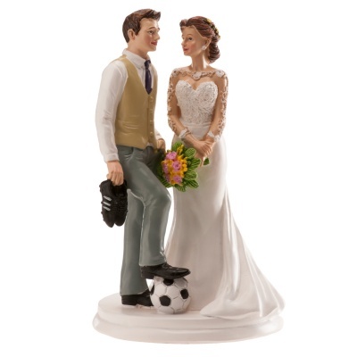 Figuras de noivos para bolo de casamento, com detalhes em roupa e bola de futebol