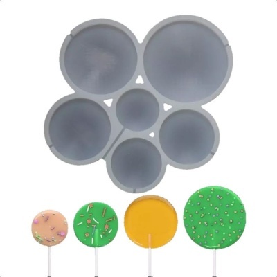 Forma de silicone para cinco lollipops cinza com seis lollipops coloridos em palhetas