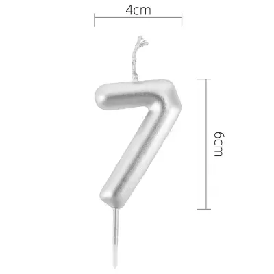 Vela prata em forma do número 7 com medição de 6 cm altura e 4 cm largura