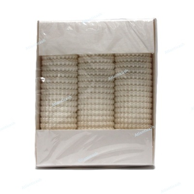 Conjunto de três panos de cozinha brancos com textura canelada em caixa transparente