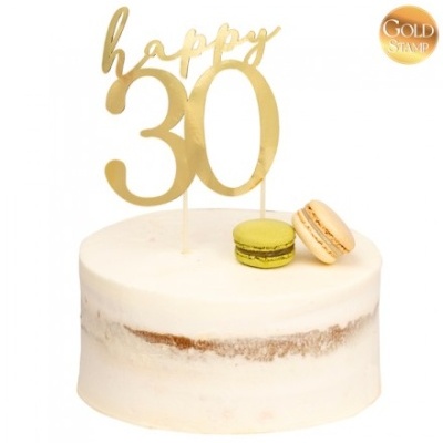 Bolo branco com toppers dourados 'happy 30' e dois macarons no topo.