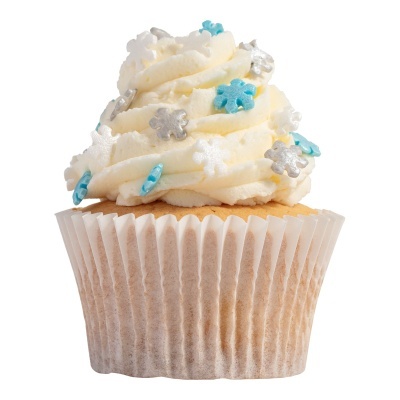 Cupcake com cobertura branca decorada com flocos de neve em confeitos azuis, brancos e prateados