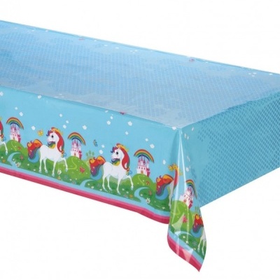 Toalha de mesa azul decorada com cavalos brancos, castelos e arco-íris na borda