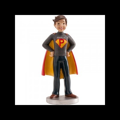 Figurina de super-herói com capa vermelha e camisa cinza com letra P