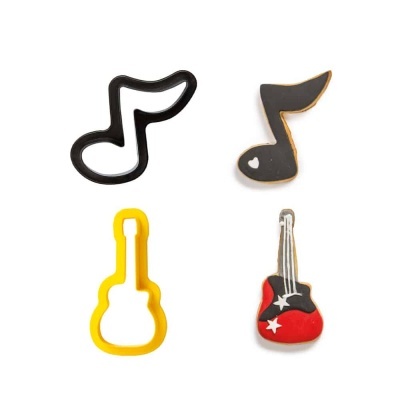 Cortadores de biscoitos e biscoitos decorados em formas de nota musical e guitarra