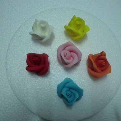 Cinco flores coloridas de silicone sobre base circular branca