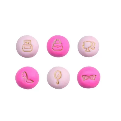 Seis macarrons rosa e rosa choque com ícones dourados variados