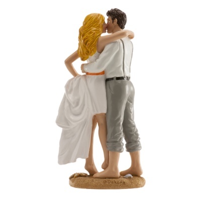 Estatueta de casal de noivos abraçados com vestido branco e camisa branca