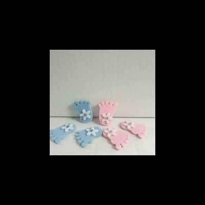 Peças em feltro em forma de pés azul e rosa com flores brancas