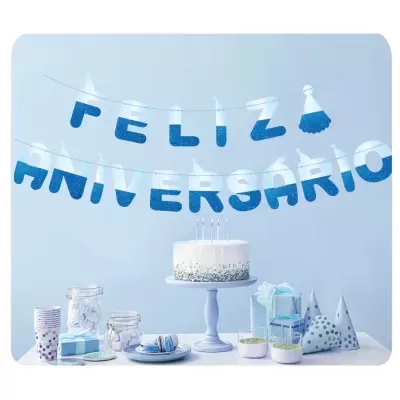 Decoração de festa com letras azuis a dizer 'FELIZ ANIVERSÁRIO' e bolo branco com velas