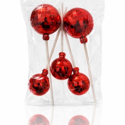 Decorações natalícias vermelhas em plástico com pau branco embaladas em saco plástico