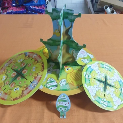 Conjunto de disco e peça decorativa de Páscoa em cartão com desenhos coloridos