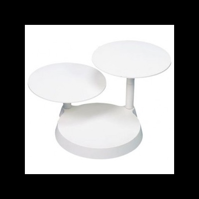 Prateleira branca com três plataformas circulares de diferentes alturas