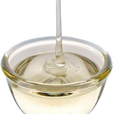 Frasco de vidro com líquido viscoso a ser vertido