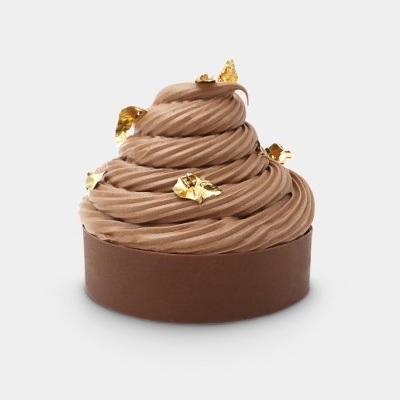 Doce em espiral castanho com decoração dourada e base de chocolate escuro