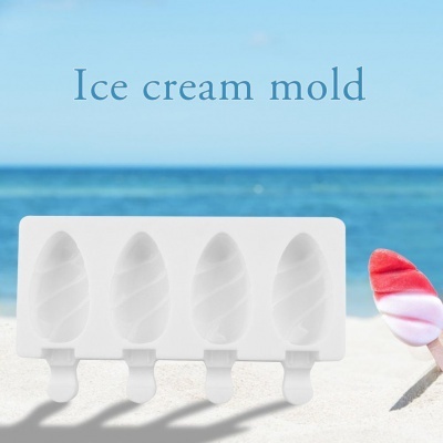 Molde de silicone branco para gelados em forma de delícias geladas numa praia com areia e mar azul