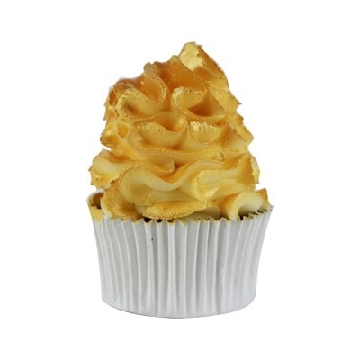 Cupcake com cobertura de creme amarelo em forma ondulada numa forma de papel branca