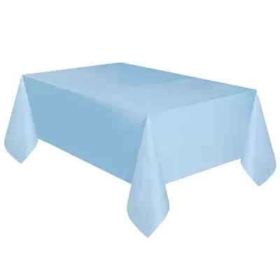 Toalha de mesa retangular azul claro sobre mesa branca