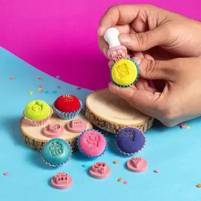 Cupcakes coloridos com carimbo de texto 'FELIZ ANIVERSÁRIO'