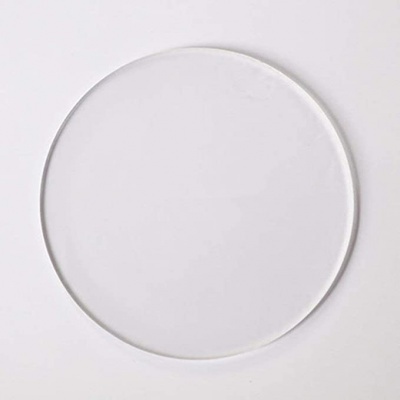 Prato branco redondo de cerâmica sobre superfície branca