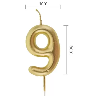 Vela dourada em forma do número 9 com pavio