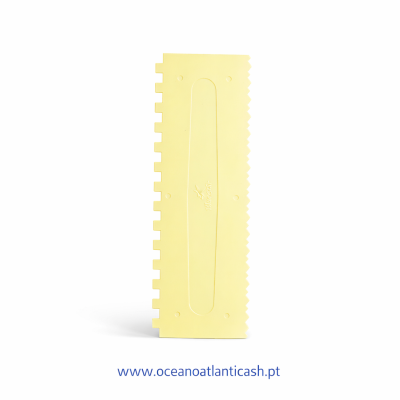Espátula plástica amarela com bordas dentadas e texto azul no fundo