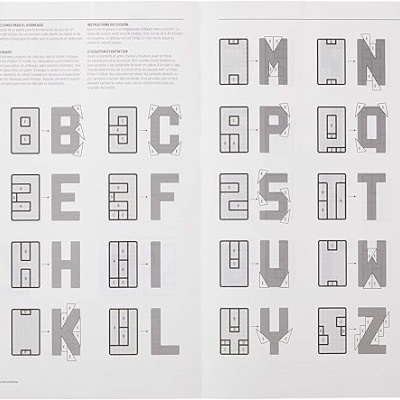 Livro aberto mostrando ilustrações de letras do alfabeto em caixas cinzentas e texto explicativo.