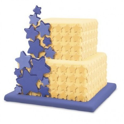 Bolo quadrado amarelo com estrelas em relevo e estrelas azuis decorativas